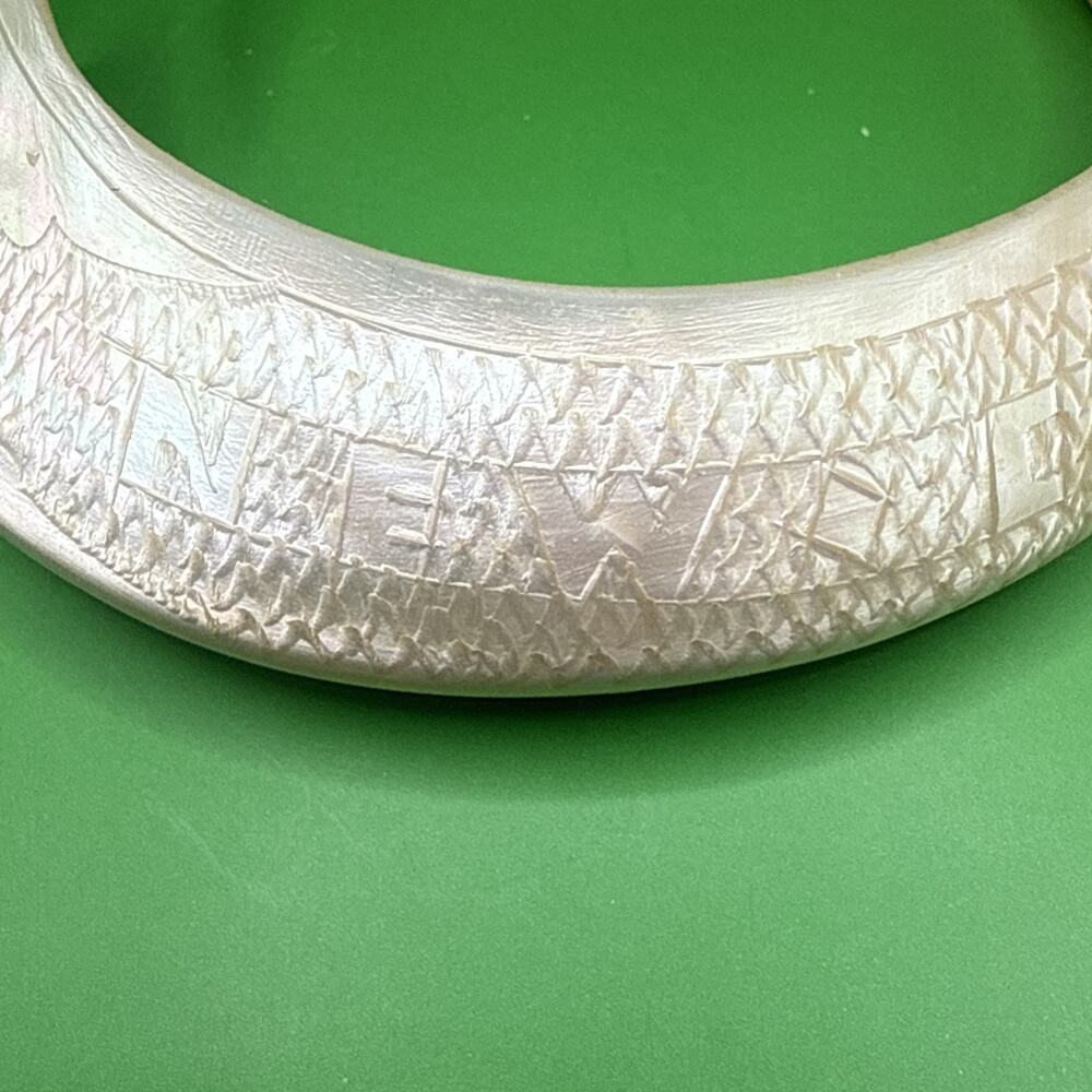 Vtg Iridescent Mother Of Pearl Carved Cuff Bracelet New Caledonia Bangle Shell - Picture 6 of 11